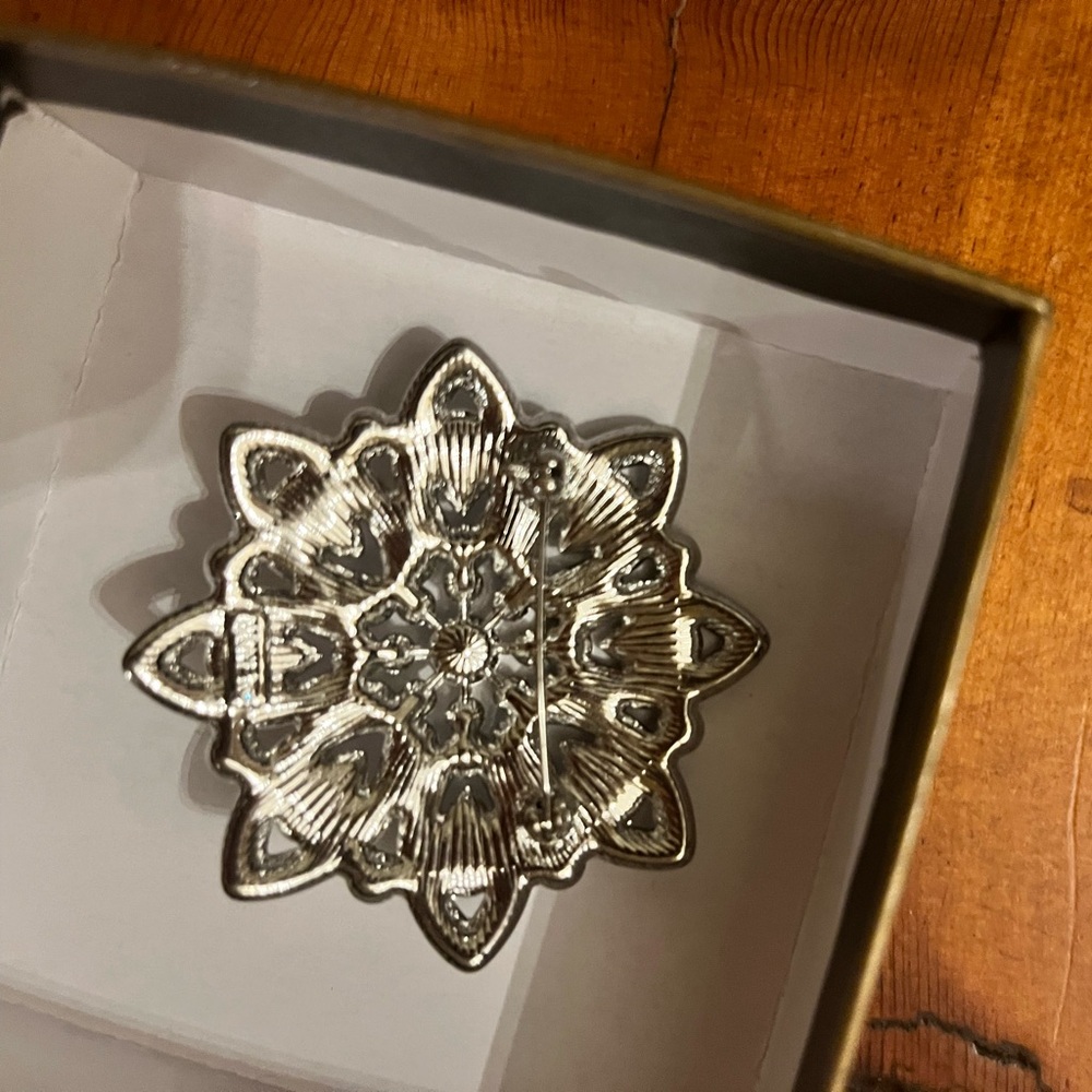 🆕 Monet Flower shaped Brooch Silver tone with blue and clear rhinestones. - Picture 5 of 5